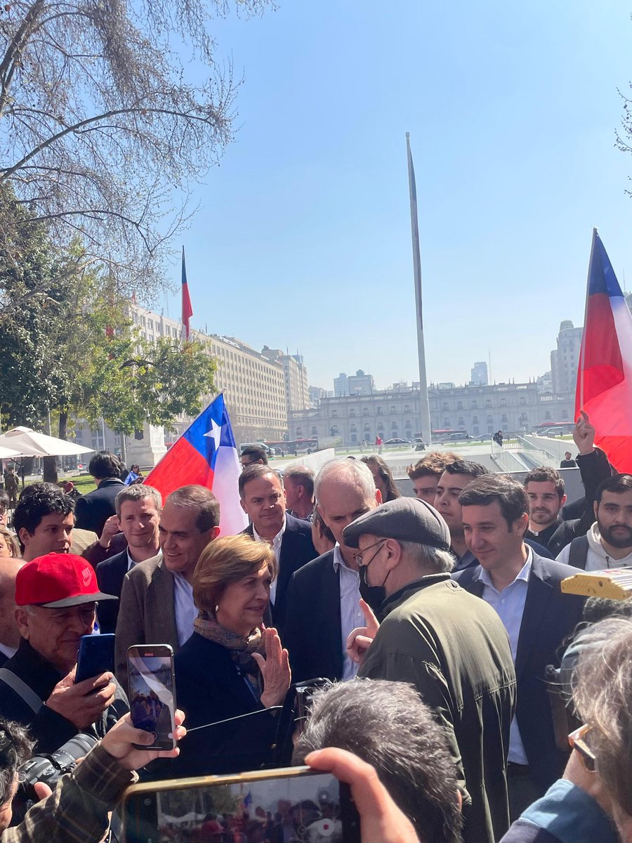Tana Borsotto B. 🌷🐩🐕🐈🌺 (@tanaborsottob) on Twitter photo 👉🏻 *Conmemoración del triunfo del Rechazo 🇨🇱 Paseo Bulnes.*
Hoy <a href="/evelynmatthei/">Evelyn Matthei</a> está celebrando junto a los ciudadanos el triunfo del Rechazo, con banderas, alegría y esperanza para Chile 🇨🇱✨ 👉🏻 *Conmemoración del triunfo del Rechazo 🇨🇱 Paseo Bulnes.*
Hoy <a href="/evelynmatthei/">Evelyn Matthei</a> está celebrando junto a los ciudadanos el triunfo del Rechazo, con banderas, alegría y esperanza para Chile 🇨🇱✨