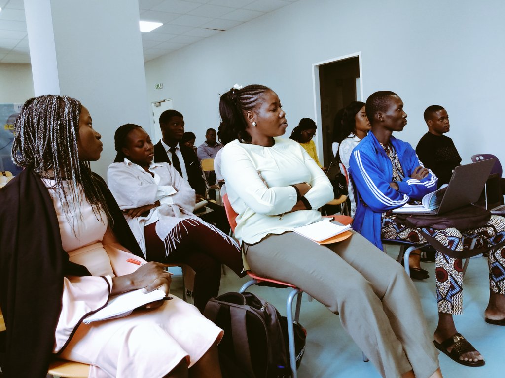Ah oui, la gouvernance de l’Internet bat son plein ! La session continue avec <a href="/yakanho/">Yazid AKANHO</a>, qui porte sur le thème : ‹‹Comprendre le fonctionnement de l’Internet : histoire, concepts fondamentaux et évolution des infrastructures.›› Les participants sont outillés pleinement.#egi8
