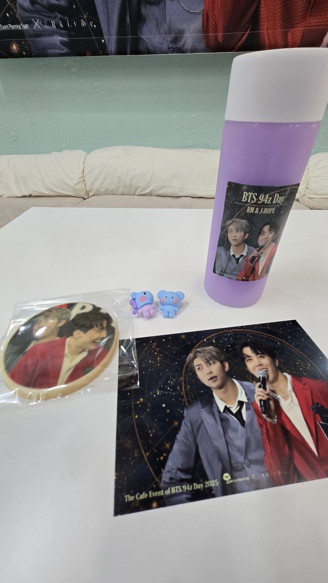 wEVhIkhWaTNEQSK's tweet photo. 仕事を終わらせて急ぎ竹下通りへ。入口で先ず目に入ったのは大きなファブリックポスター✨️汗ジュンの隣にトロフィー持ってる笑顔のホソクさん💕少しだけ独占できた幸せ空間でした😊

#BTSRM 
#BTSJHOPE
#94zDAY 
#クサズの日 
#WayBacktoDreams https://t.co/ETnYtPsI18