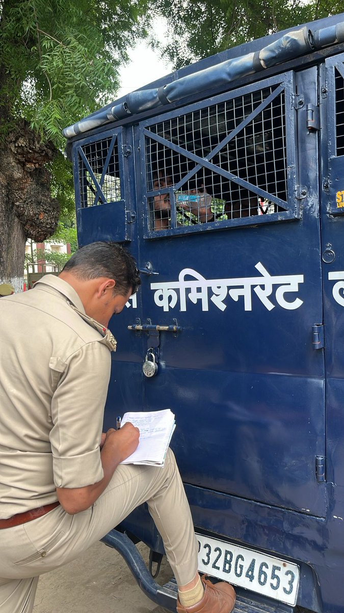 irfandilbar1's tweet image. बहुत गलत बात है। सच्चाई की आवाज को ऐसे ही दबाने का कायरतापूर्ण प्रयास बहुत ही #निंदनीय है #Shivam #Pandey 
छात्र एकता जिंदाबाद