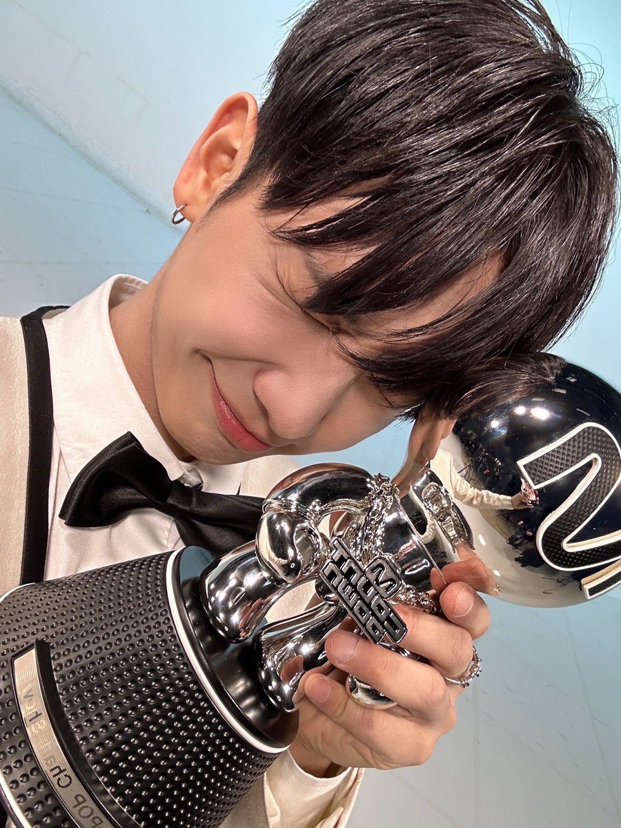 boksunga_o's tweet photo. メンバー居ない時に1位取って1人で歌った時もあったよねㅠㅠㅠ　#명MC https://t.co/8rVoiKc7RW