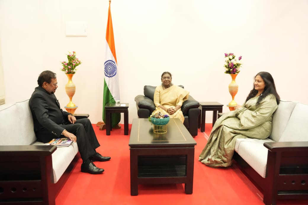 LGov_Puducherry's tweet photo. Called on Hon'ble President of India Smt. #DroupathiMurmu at the Camp Office in Central University of Tamilnadu(#CUTN), #Tiruvarur yesterday. Thanks for the guidance & support for development of #Puducherry UT.
@rashtrapatibhvn @narendramodi @AmitShah @PIB_India @cutnofficial https://t.co/D68hZsvGTk