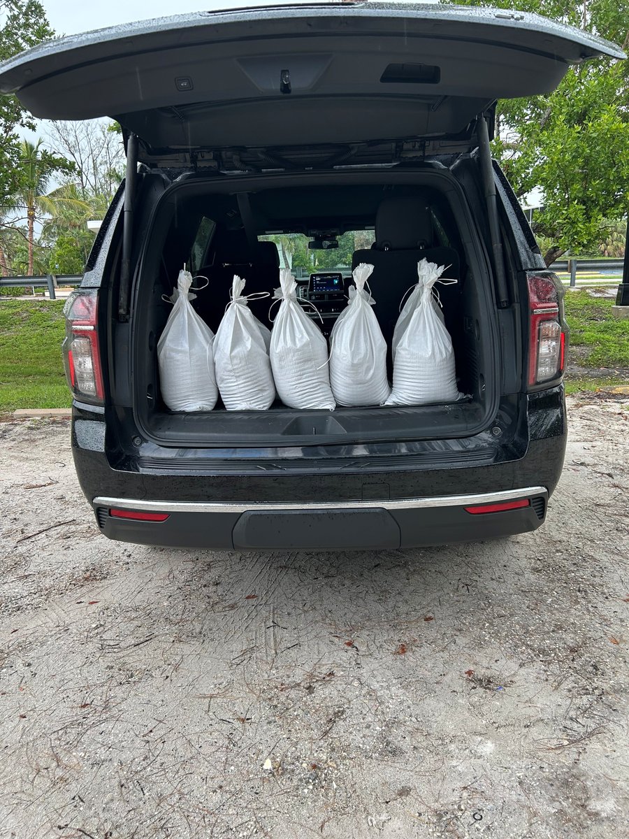 TownofLBK's tweet photo. It's our monthly Sandbag Operation day! Be Storm Ready. #LBK Public Works team will be at the Broadway Beach Access (100 Broadway Street) this morning, Sept 4, from 8AM-11AM to assist you with filling and loading them in your vehicle. #LBKStrong ๐ช #BePrepared #LongboatKey https://t.co/qBqTY143ep