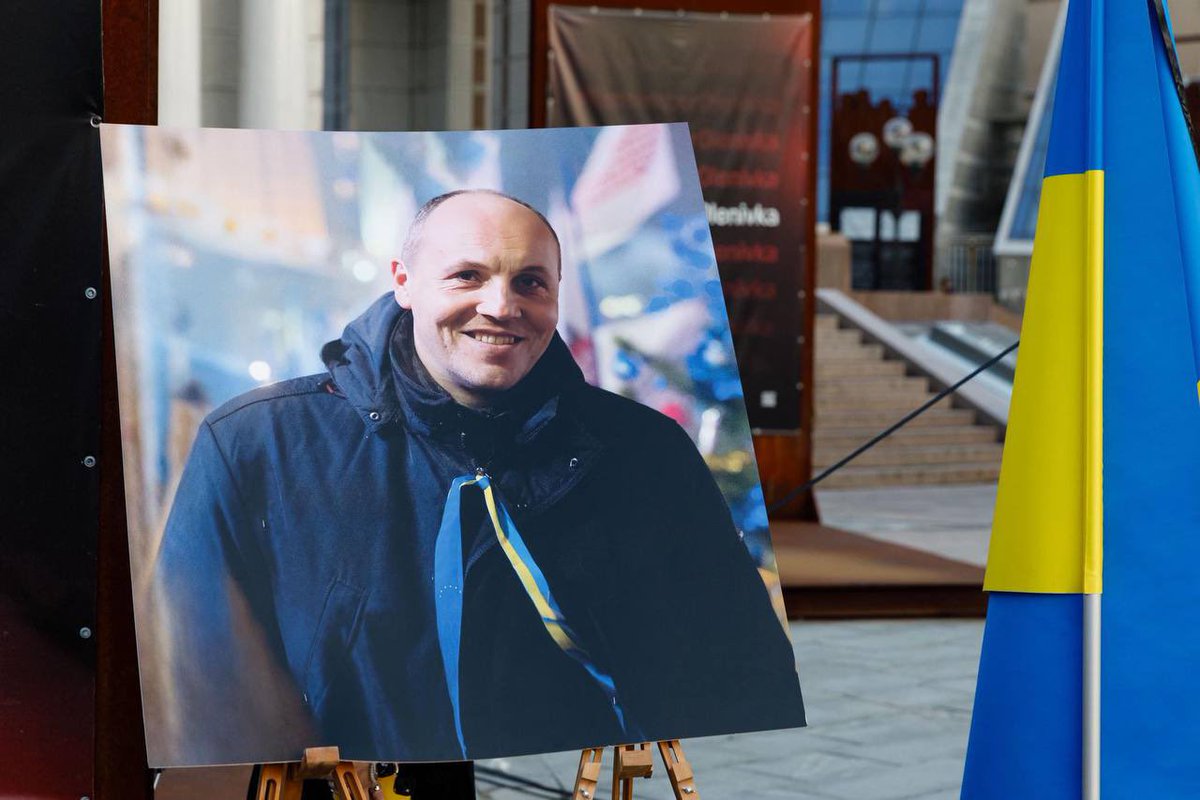 poroshenko's tweet image. Усе своє життя Андрій Парубій присвятив служінню Україні.  
 
І це не перебільшення. Він був не просто гідним політиком та державником, рушієм реформ та позитивних змін. Андрій став провідником у становленні Армії, Мови, Віри на шляху до ЄС та НАТО — стовпів, на яких тримається…