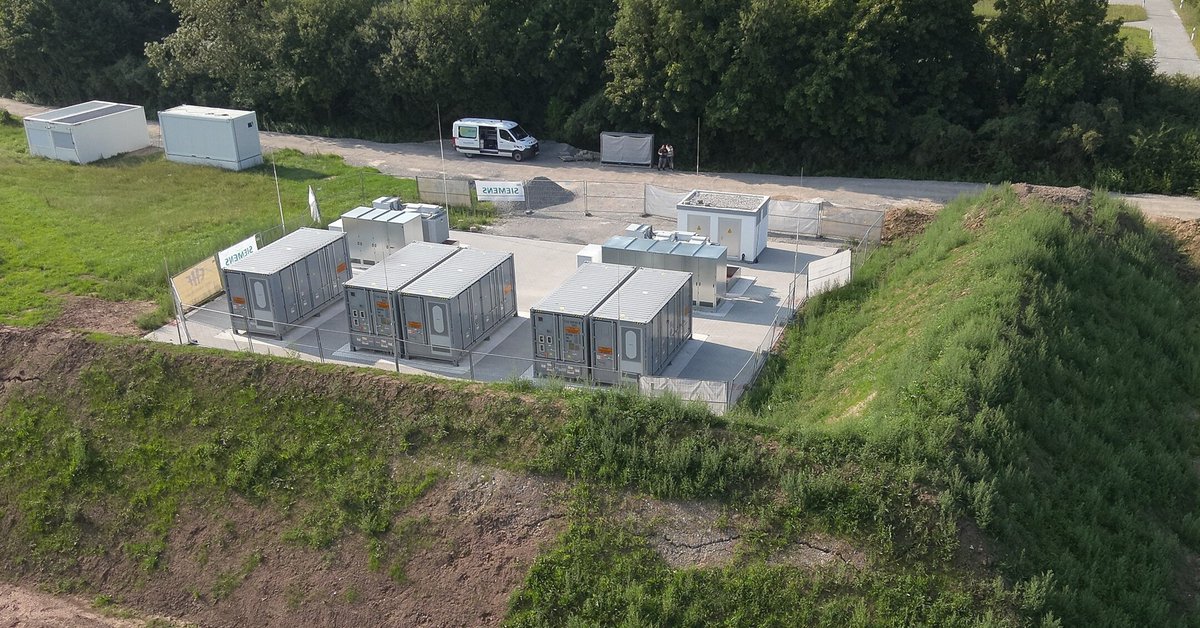 SiemensDE's tweet photo. Feuchtwangen startet in eine grünere Energiezukunft! 🚀 Mit Siemens, der Stadt, den Stadtwerken &amp; dem Campus Feuchtwangen ist ein neuer Batteriespeicher in Betrieb – für mehr Klimaschutz, Netzstabilität &amp; regionale Unabhängigkeit. 💚 #Nachhaltigkeit #SiemensSmartInfrastructure