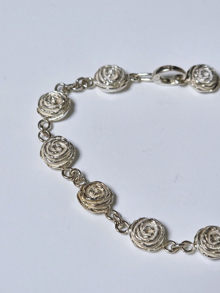 mess_sequence_'s tweet image. 실버925 장미 팔찌 ‧˚₊*̥

- 저희 어머니께 드리는 선물로 제작한지 꽤 되어 변색이 있습니다.