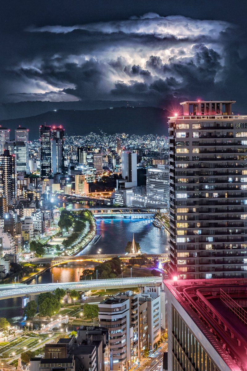 yanma2222's tweet photo. 大阪の夜景と、110km先にある伊勢の雷雲が神秘的でした。 https://t.co/SxXExILG6V