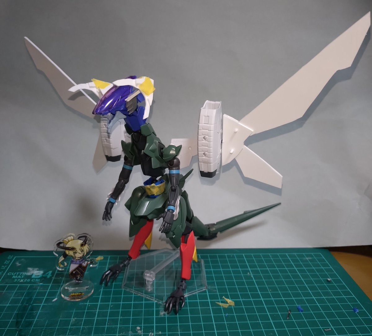 我が友制作4日目
今日は関節部メインなのでそんなに外観上の変化は無いかも

ここにパテ盛って今日の作業は終わりです