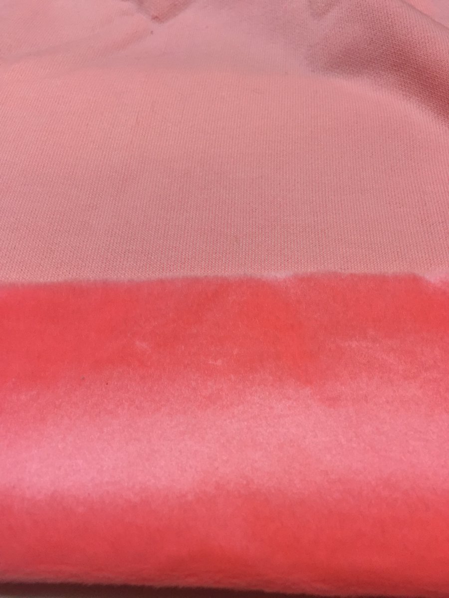 kittyguyn's tweet photo. 折り目のついたボアやファーはアイロンかけると直ったりします
直接当てて融けるのが心配なのでA3用紙を挟んでアイロンしてます https://t.co/xhiDwENFYy