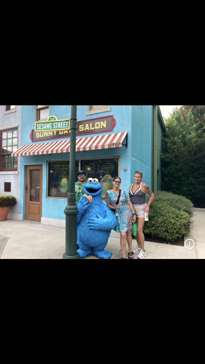 Grand Rising #StonerFam I am running behind this morning but wanted to say high 💨 I'll see you later don't have time to sesh with ya😔 maybe after work 😉 #Mmemberville have an amazing day 😀 here's a picture of me with the #cookiemonster to hold you over 😝 #seaworld