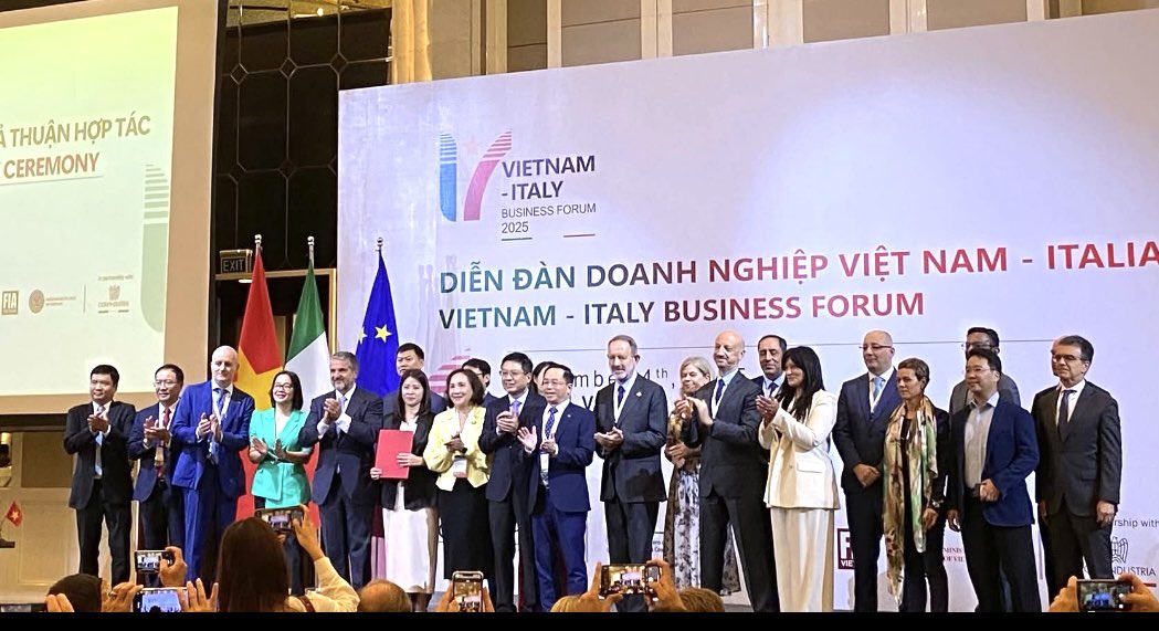 Midercole's tweet photo. At Italy-Vietnam Business Forum ICHAM formalized the exchange of a Memorandum of Understanding (MoU) with VCCI–ITB (the Institute of Information Technology for Business under the Vietnam Chamber of Commerce and Industry). @IchamV https://t.co/BHOkT99PCY