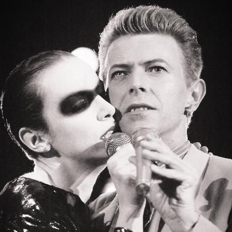 Under Pressure
Queen &amp; Annie Lennox &amp; David Bowie
Live Wembley 1992 Freddie Mercury Tribute 
youtu.be/fCP2-Bfhy04?t=…