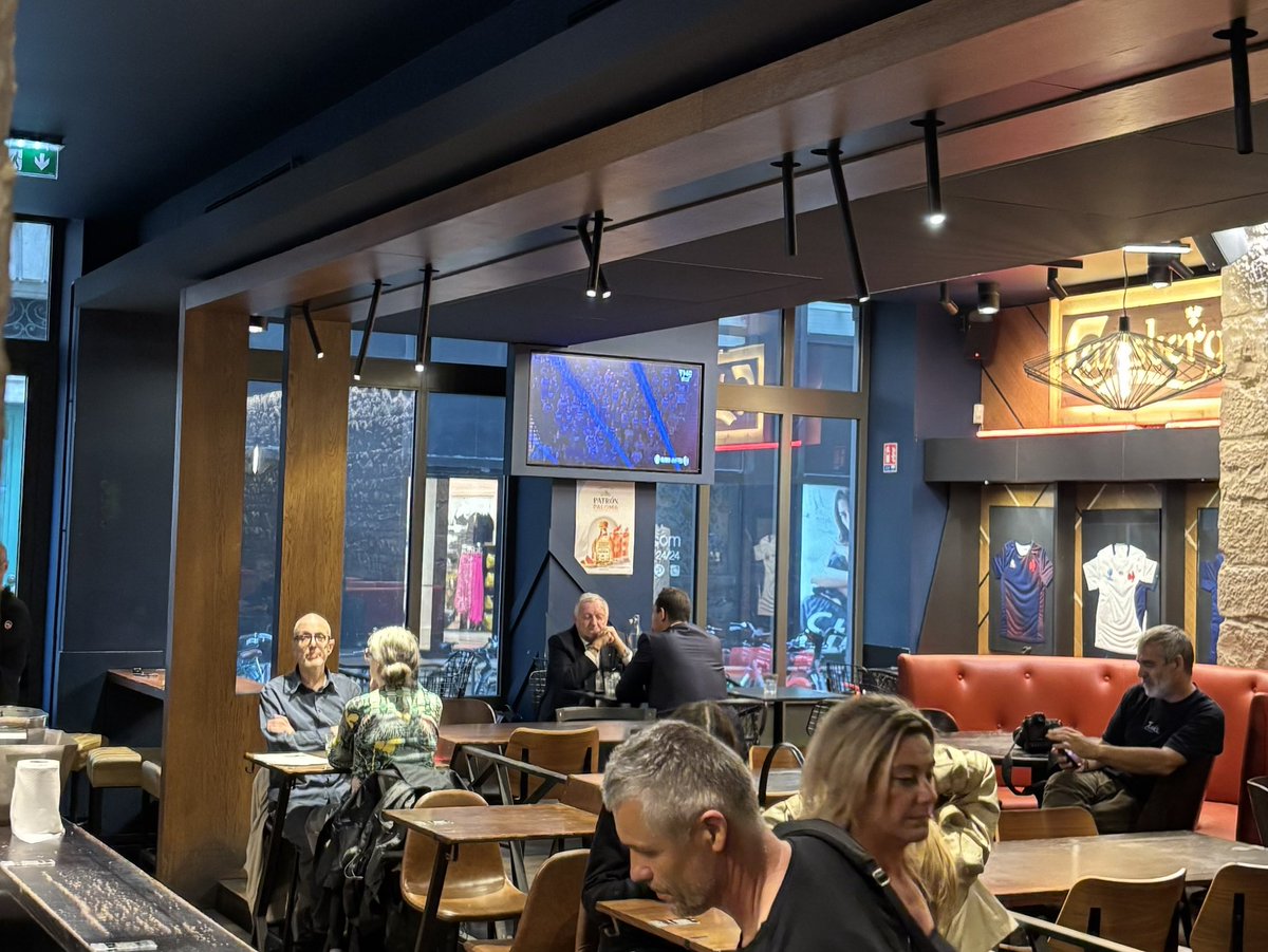 À Lyon, Jean-Michel Aulas prend actuellement un café avec Pierre Oliver dans un bar du centre-ville. Le candidat LR accompagné de Laurent Wauquiez va annoncer son ralliement à la candidature de l’ancien patron de l’Olympique lyonnais. <a href="/Le_Figaro/">Le Figaro</a>