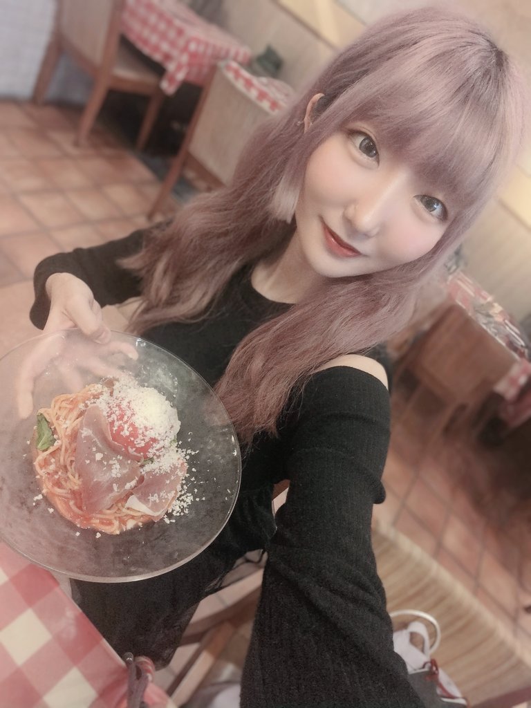 こんにゃるせ🦊📢🍥

この間食べたおっきいトマトが乗った冷製パスタ🍅
すごく美味しかったです(*´ч`*)
麺類は最高