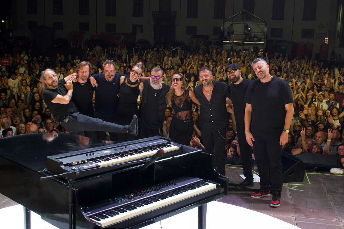 marcomasini64's tweet photo. Grazie #pisasummerknights!
Ieri in Piazza dei Cavalieri è stato bellissimo condividere con voi un’altra tappa del tour ❤️

Ph Luca Brunetti, Laura Badiali
#MarcoMasini #CiVorrebbeAncoraIlMare
@officialFandP @momyrecords @concerto_music @rtl1025 @BirindelliAuto https://t.co/O0CQyuNFy2