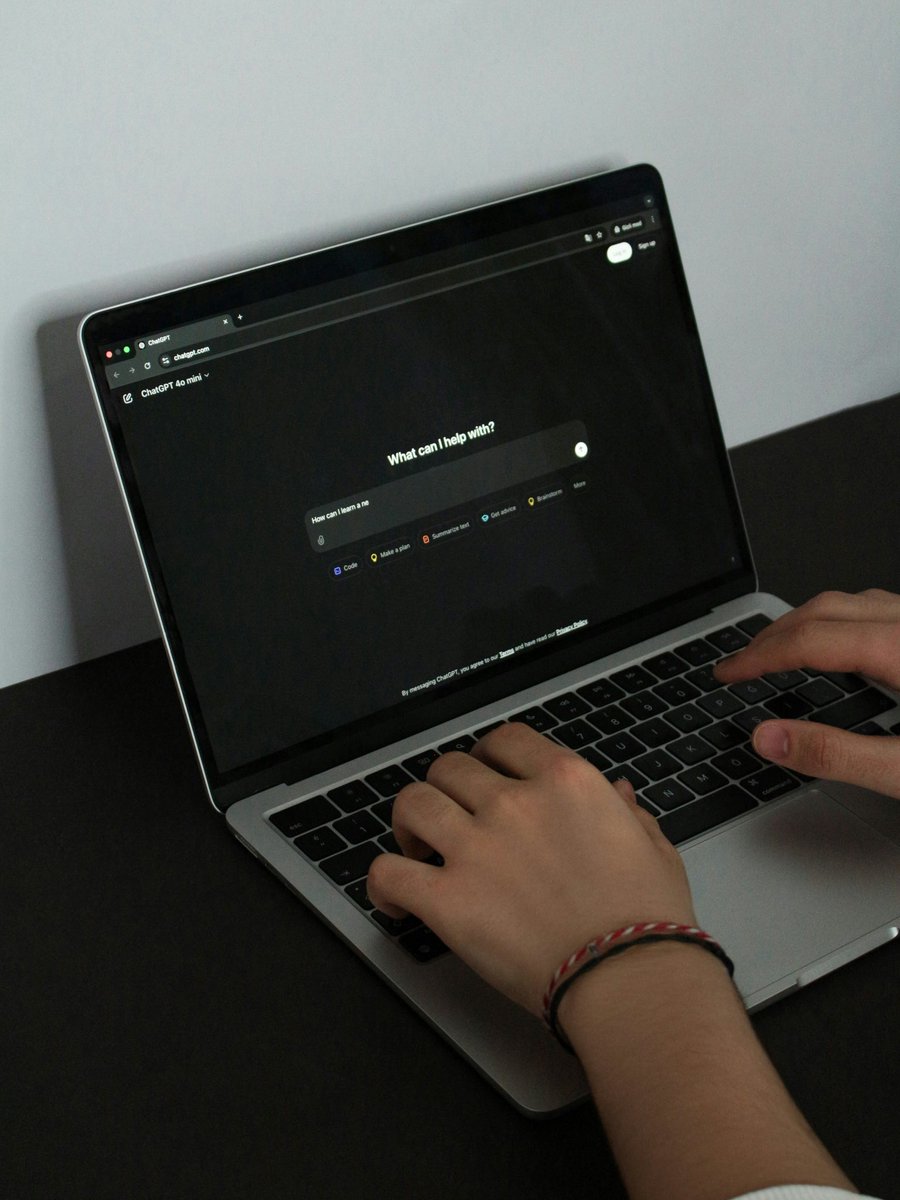 🚫 ChatGPT no es un psicólogo y el mal uso entre adolescentes pone en riesgo su bienestar.
Lo usan para pedir consejos emocionales o médicos, pero:
❌ No entiende emociones humanas y puede dar info incompleta o errónea, ni sustituye a un profesional.