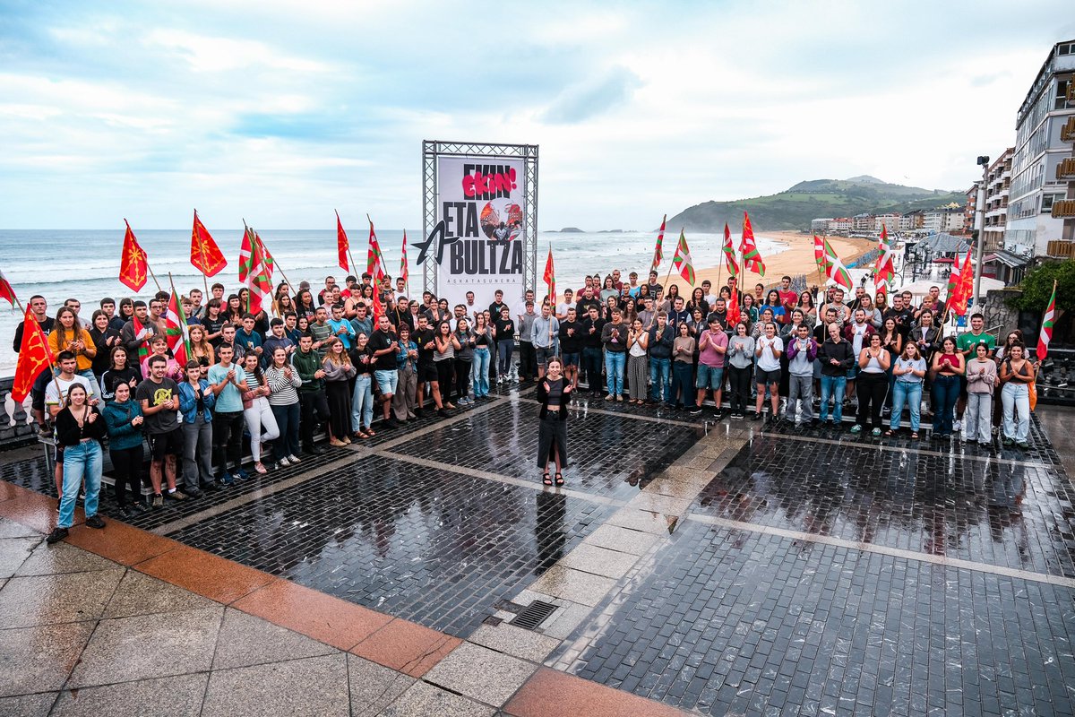 ernaigazte's tweet photo. 150 lagunek, argi dugu: Irailaren 14an Donostiako kaleak aldarri independentistaz beteko ditugu! 
Zarautzen batu gara, hurrengo astean dugun zita garrantzitsura deitzeko.
✊🏻Gazteok argi dugu, lekukoa hartu dugu eta Euskal Herria askatasunera ermateko bultzatzeko prest gaude! https://t.co/Ml8CLCK0Dm