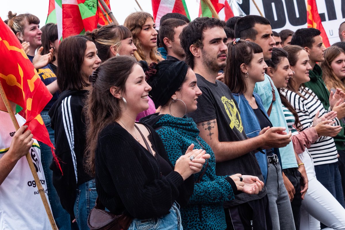 150 lagunek, argi dugu: Irailaren 14an Donostiako kaleak aldarri independentistaz beteko ditugu! 
Zarautzen batu gara, hurrengo astean dugun zita garrantzitsura deitzeko.
✊🏻Gazteok argi dugu, lekukoa hartu dugu eta Euskal Herria askatasunera ermateko bultzatzeko prest gaude!