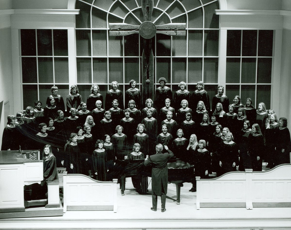 #ThrowbackThursday Voices from the past! The Alma College A Cappella Choir in 1975. 🎵 Who remembers performing or listening that year?