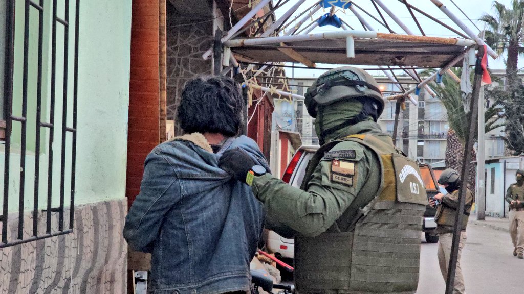 CarabCoquimbo's tweet image. 🚨 Ahora: en distintos sectores de la #VillaDominante de #Coquimbo desarrollamos nueva intervención con @PDI_Coquimbo. Operativo es la conclusión de un trabajo investigativo conjunto encabezado por #OS7, Modelo Territorial 0 y @Fisca_Coquimbo.