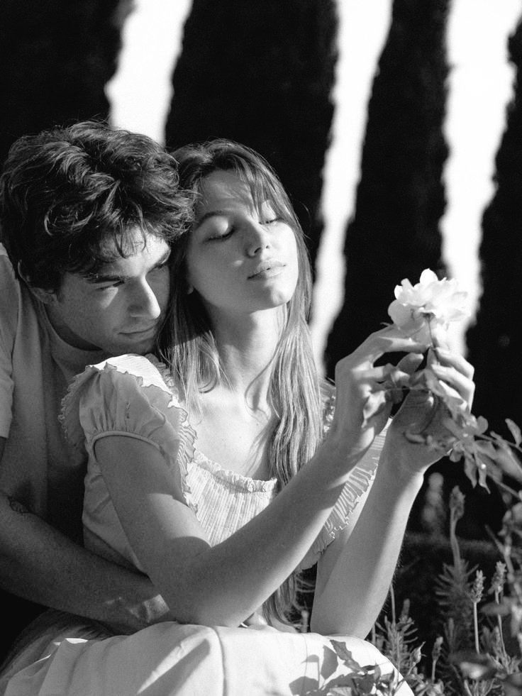 لم يعد الهمس مجدياً
اني أحبّـــــــك
واقولها بأعلى صوتي ،،
لم يكن هذا الهوى سراً لأخفيه ..
#الخُلــــــُــــــــود