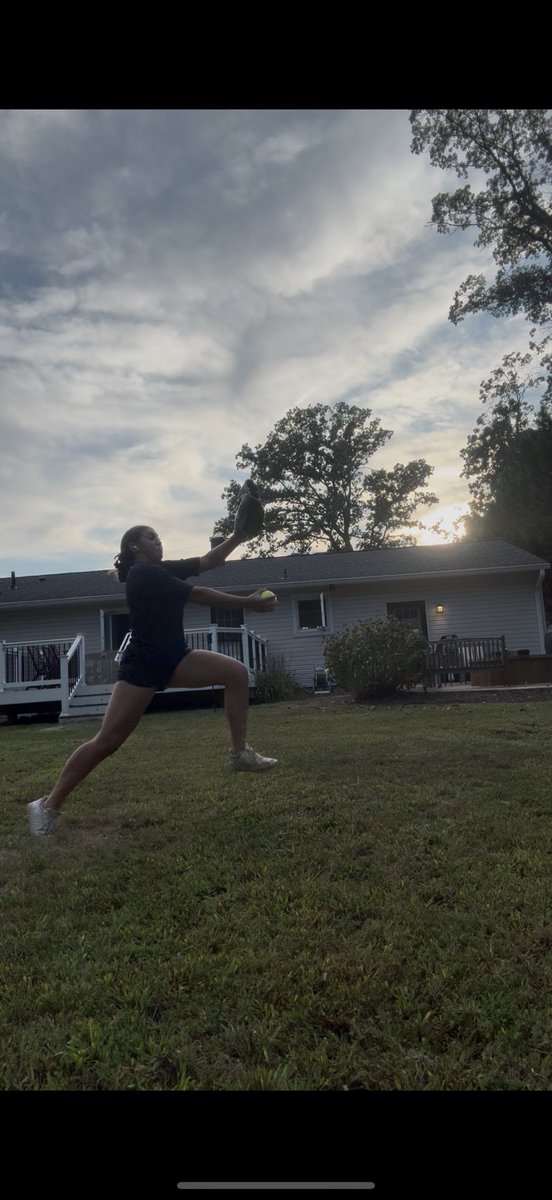 abbytrust09's tweet photo. Using a bucket to stay back and get my front foot up to create some power behind my pitches! https://t.co/lwXYqBwGDu