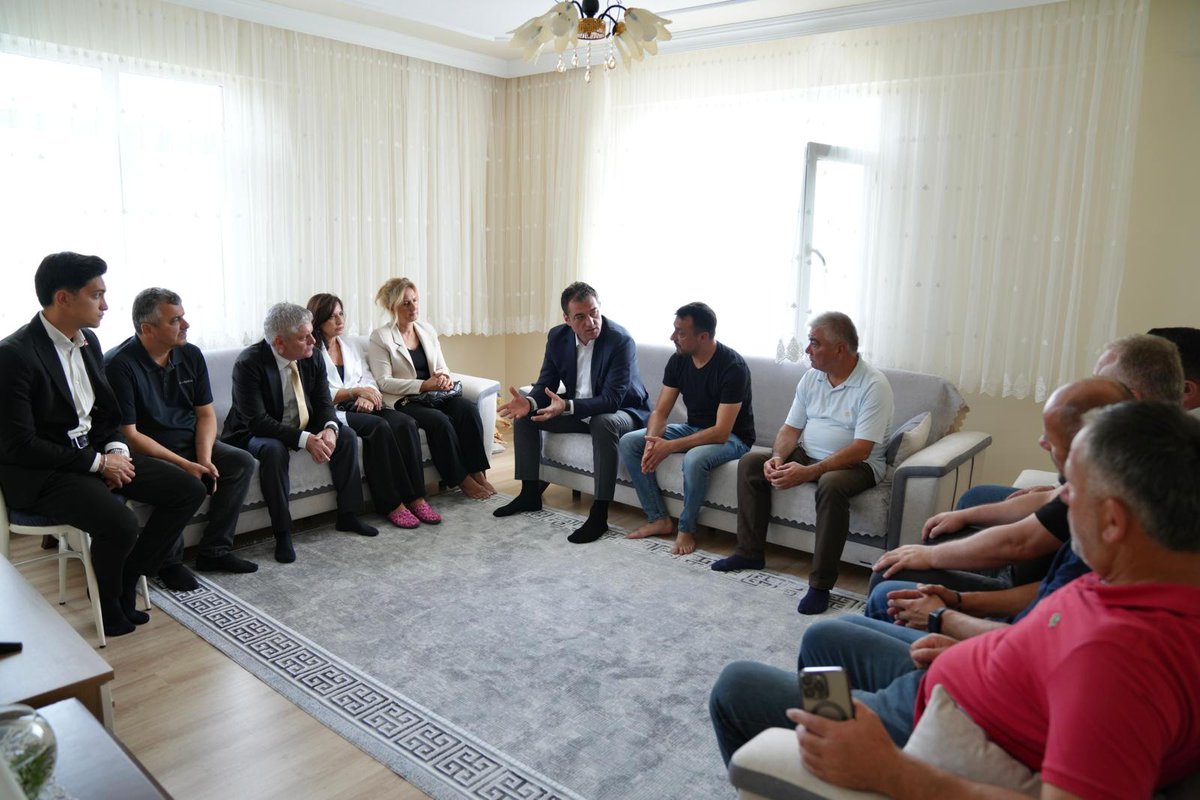 fuattkose's tweet photo. Giresun'umuzun Tirebolu ilçesinde yaşanan olay hepimizi derinden yaraladı. Rızkının peşinde olan, herkesin sevdiği, saygı duyduğu esnafımız Emrah Usta’nın başına gelen olayın tüm boyutları yasal mercilerce inceleniyor, biz de adaletin yerini bulması için sonuna kadar takipçisi olacağız. 

Bu zor günlerde Emrah Usta’nın ve ailesinin yanındayız, helal rızık peşinde olan esnafımız ve ailesine de adaletin yerini bulması temennilerimle geçmiş olsun diliyorum. Bu üzücü olayda hayatını kaybeden vatandaşımıza da baş sağlığı diliyorum.