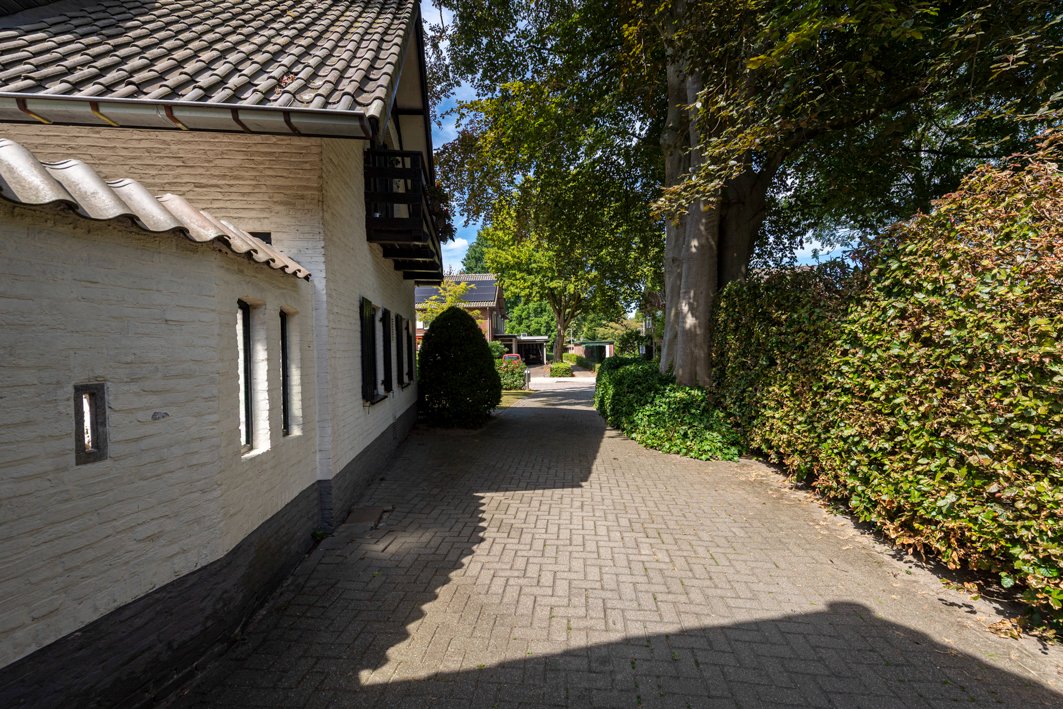 Wij zijn verheugd dat wij deze charmante, vrijstaande villa in Berkel-Enschot mogen aanbieden. Met kantoor-/praktijkruimte op een toplocatie. Meer info op onze website.