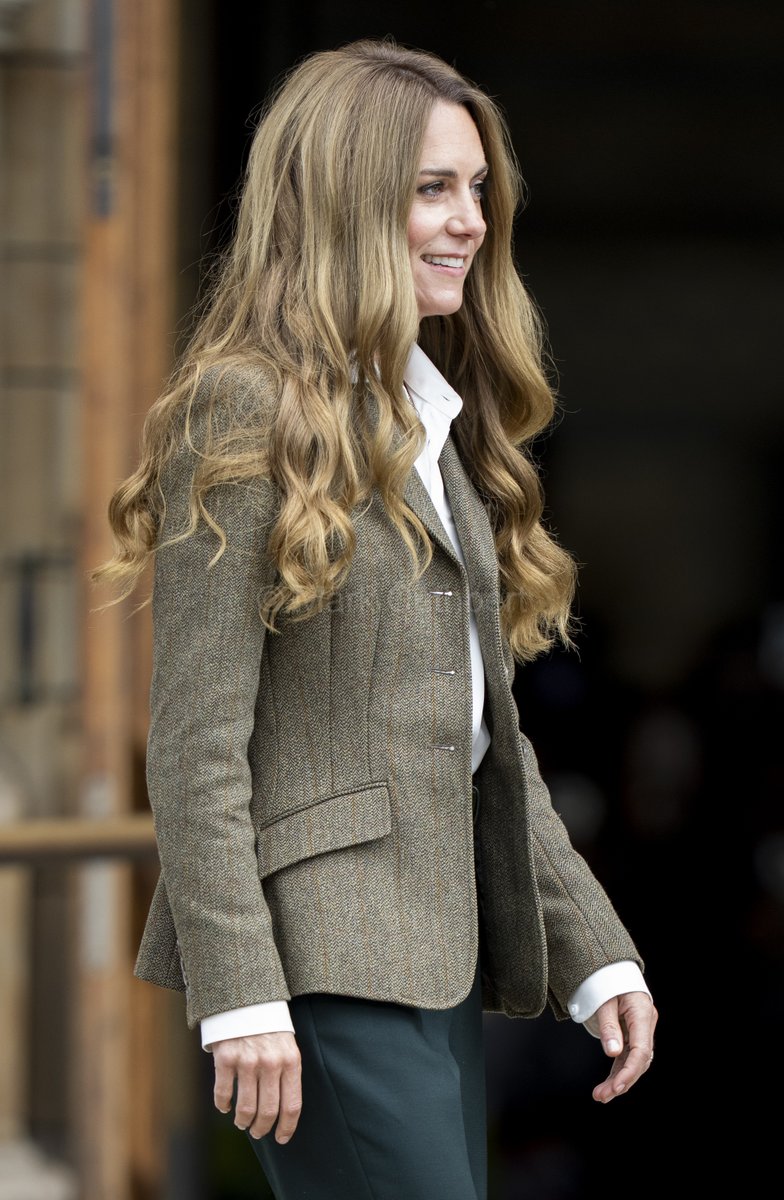 Prince William, Prince of Wales and Catherine, Princess of Wales during a visit to the newly renovated gardens at the Natural History Museum in London. #princessofwales #KateMiddleton #royal #royals #princesskate