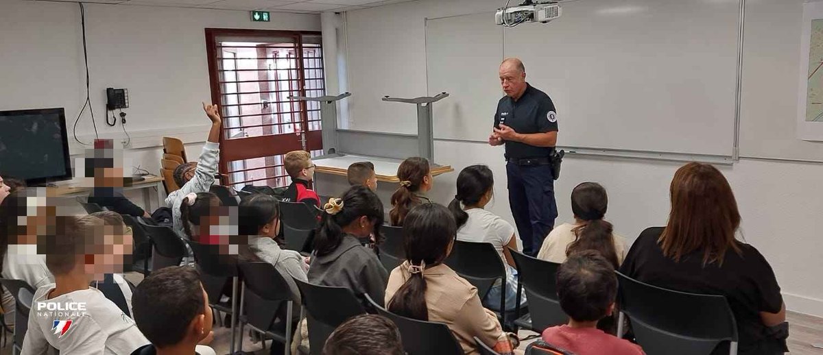 #découvrirlaPolicenationale I Durant trois journées (2,3 et 4 septembre 2025), le Délégué Cohésion Police Population d'Oyonnax a rencontré chaque jour une classe de 6ème du collège Ampère d'Oyonnax. Une belle initiative afin de présenter la Police nationale à ces jeunes citoyens.