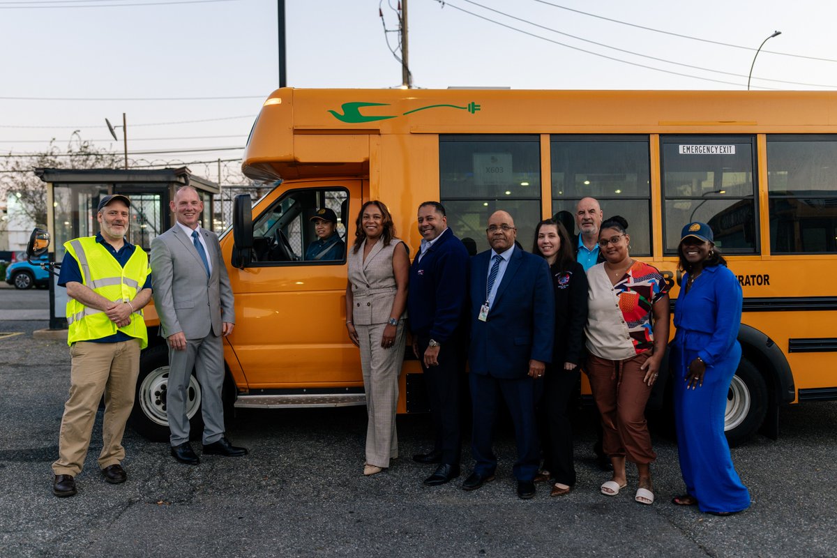 NYCSchools's tweet image. The wheels are turning, and the coffee’s brewing on the #FirstDayOfSchool! 🚌☕️

This morning, Acting Deputy Chancellor for Operations Kevin Moran brought coffee to our amazing bus drivers before they left on their routes.