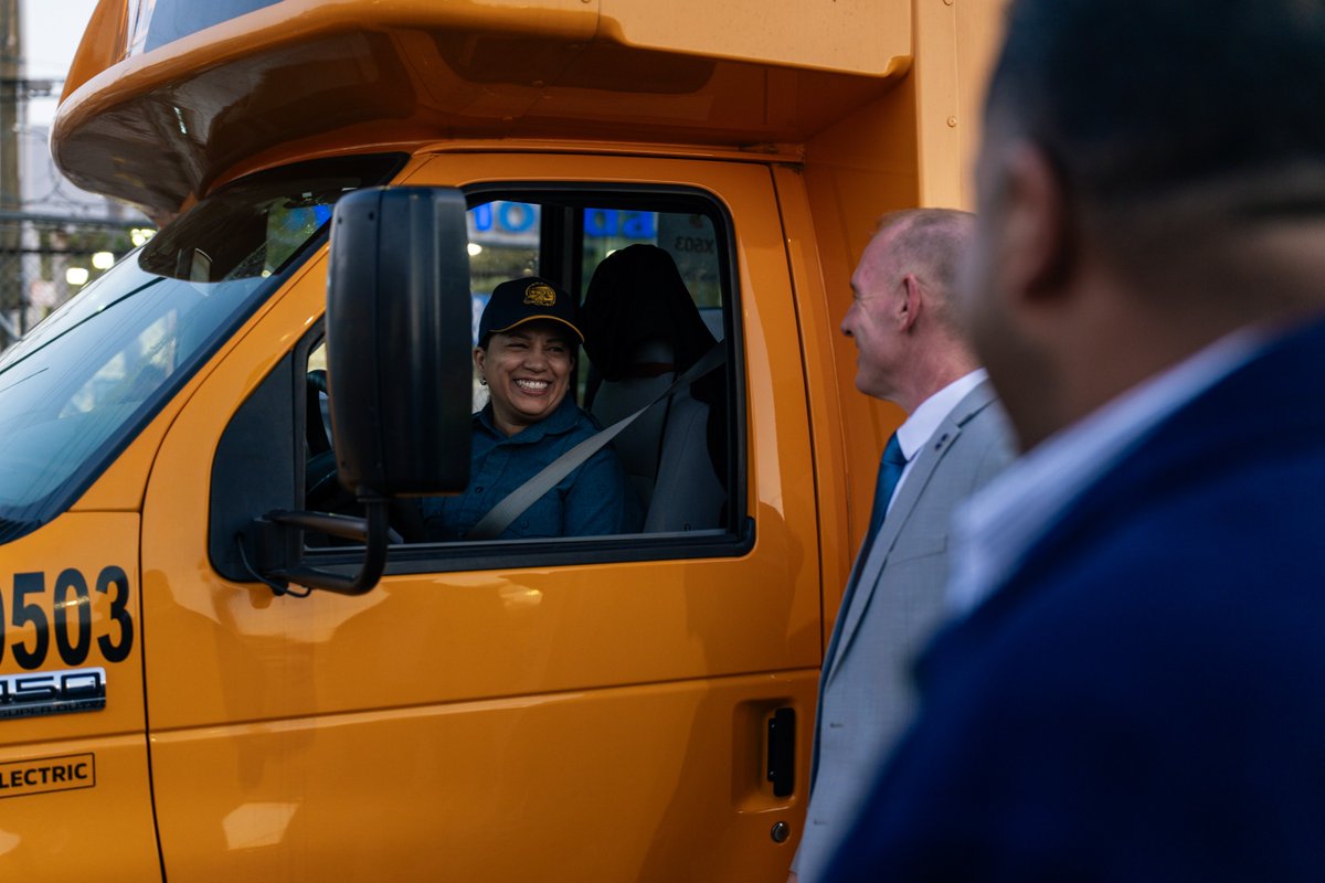 NYCSchools's tweet image. The wheels are turning, and the coffee’s brewing on the #FirstDayOfSchool! 🚌☕️

This morning, Acting Deputy Chancellor for Operations Kevin Moran brought coffee to our amazing bus drivers before they left on their routes.