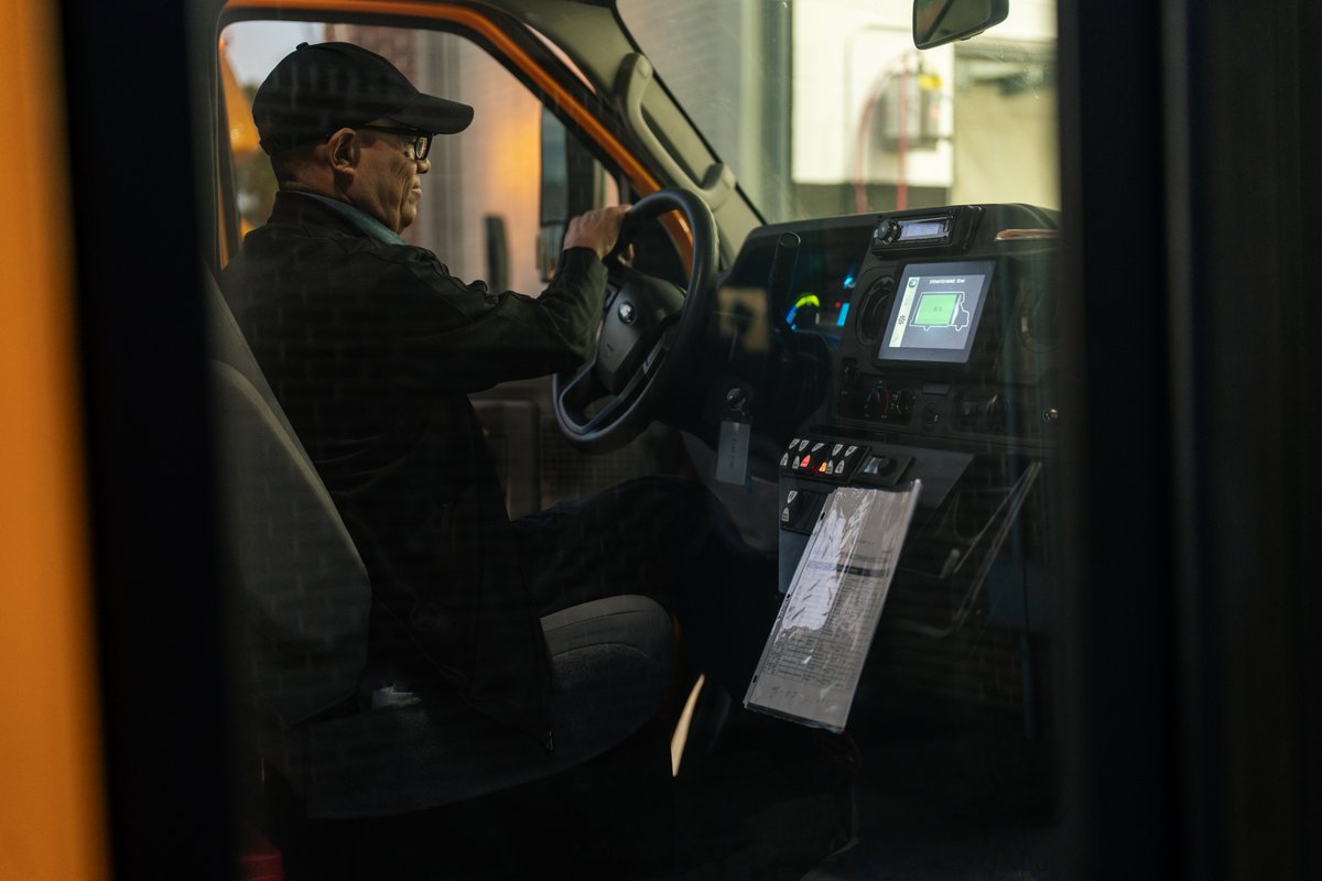 NYCSchools's tweet image. The wheels are turning, and the coffee’s brewing on the #FirstDayOfSchool! 🚌☕️

This morning, Acting Deputy Chancellor for Operations Kevin Moran brought coffee to our amazing bus drivers before they left on their routes.