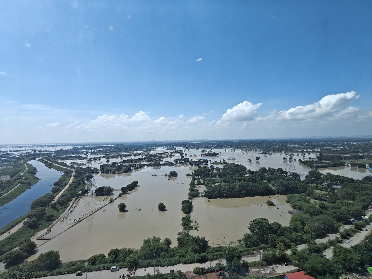 igauravprataps's tweet photo. Beyond control, beyond measure – the force of nature 🌍
#Noida
#YamunaRiver https://t.co/lChAh98sHe
