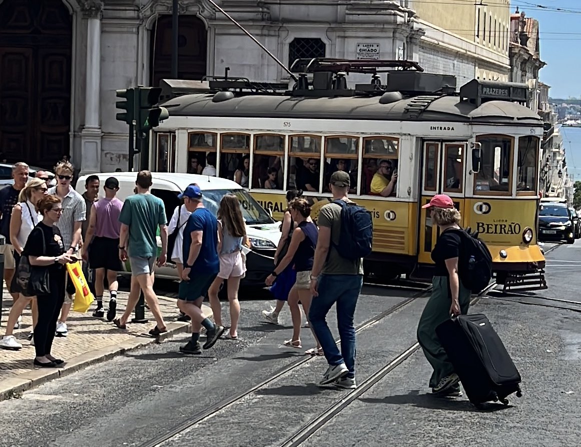 Chaque jour les trams sont plus bondés. En bas de chez moi des groupes de touristes montent dedans. Leur capacité maximale « occasionnelle » est de 40. Mais l’été c’est infernal…. Et oui je pointe du doigt le surtourisme non régulé dans les transports #lisbonne #eletrico  #rip