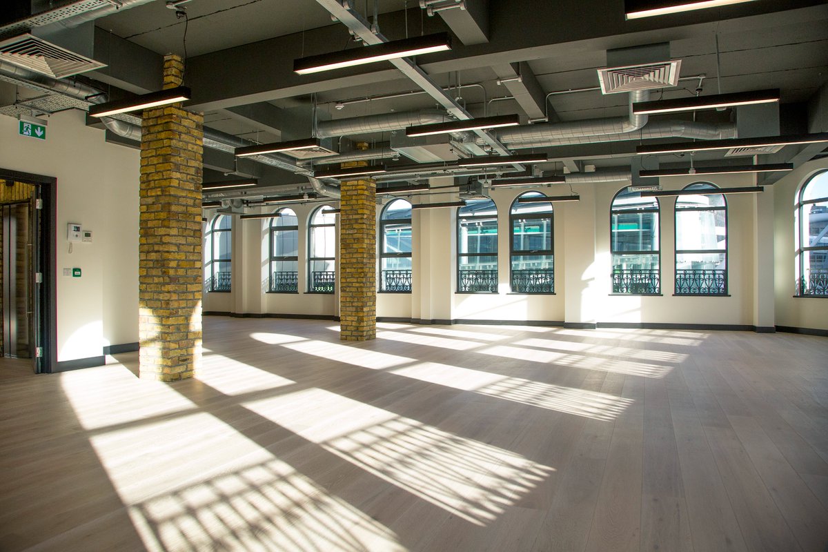 Low glare ✅ UGR compliant ✅ Big impact ✅. Lighting comfort meets style. 

synergycreativ.com

#UGR19 #OfficeLighting