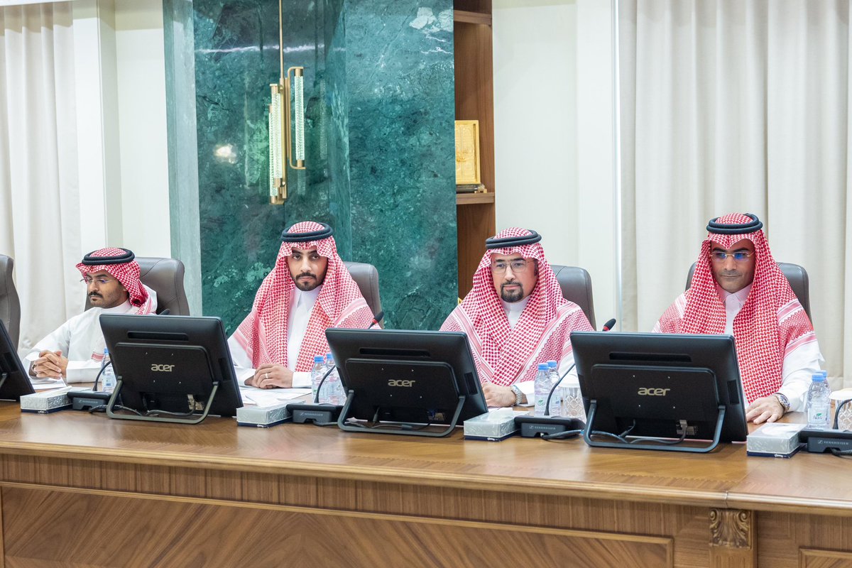 وناقش الاجتماع مستجدات سير الأعمال في الهيئة، وتطورات العمل في المخطط المحلي لمحافظة البيضاء، ونتائج المؤشرات الحضرية في المنطقة الشرقية لعام 2025، إضافة إلى مشروع الاستراتيجية المؤسسية للهيئة.

ورفع الرئيس التنفيذي المكلف للهيئة الدكتور طلال بن نبيل المغلوث الشكر والامتنان لسمو