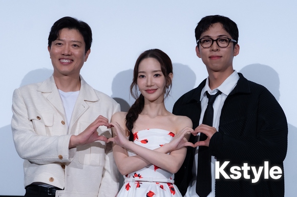 【REPORT】 
パク・ミニョンはギャグセンスがさく裂、チュ・ジョンヒョクは茶目っ気全開！  

「コンフィデンスマンKR」大盛況の配信記念イベント📹✨
kstyle.com/article.ksn?ar…

 #コンフィデンスマンKR