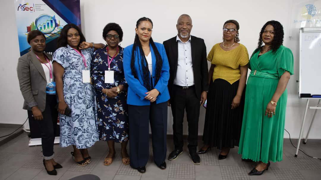 AfecRdc's tweet photo. 📅 Du 1 au 3 sept, l’AFEC a tenu à Silikin Village une formation sur le « Contrôle de qualité » animée par M. Benjamin NGANDU, Expert-comptable &amp; membre de la Commission Contrôle Qualité de l’ONEC. 🎓 Clôture avec remise de certificats aux participants. #infos #afec https://t.co/A6bzu5fBu8
