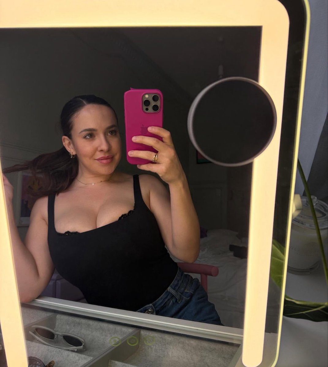 Does anyone want to see what a mommy actually looks like? 

Slide in for a session. It won't be quick lol. 🤭