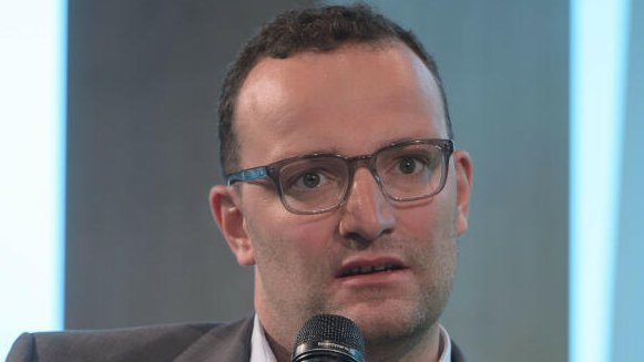 Hallo, heute ist ja schon wieder Donnerstag. Wie die Zeit verfliegt. Ist eigentlich jetzt <a href="/jensspahn/">Jens Spahn</a> schon zurückgetreten? Und wo sind eigentlich die Milliarden, Jens? #SpahnRücktritt