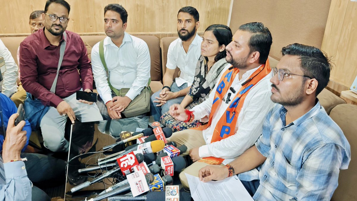 abvp4lucknow's tweet photo. प्रेस वार्ता
अवध प्रांत कार्यालय, लखनऊ
शिक्षा माफिया को मिट्टी में मिलाया जाए, 48 घंटे में कार्रवाई नहीं हुई तो प्रदेश स्तर पर आंदोलन के लिए बाध्य होंगे- अंकित शुक्ल
( राष्ट्रीय मंत्री, अभाविप)
#ABVPForStudents #AbvpLucknow #studentsfightback #Pressconference #ABVP https://t.co/ohTi8pqNUc