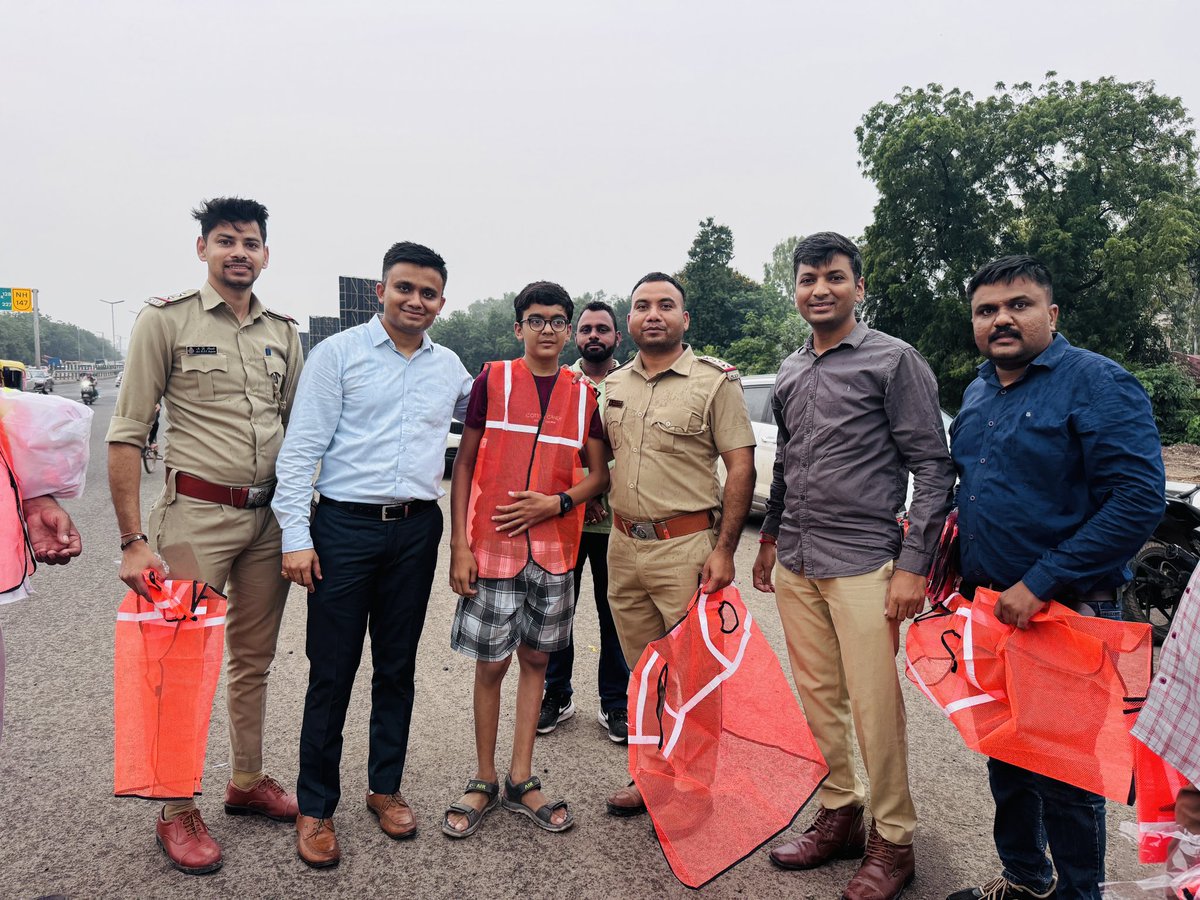 <a href="/COTGuj_office/">Office of Commissioner of Transport</a> 
<a href="/AhmedabadPolice/">Ahmedabad Police અમદાવાદ પોલીસ</a> 
<a href="/CollectorAhd/">Ahmedabad Collector</a> 
<a href="/AhmedabadSp/">SP Ahmedabad Rural</a> <a href="/GRSAofficial/">Gujarat Road Safety Authority</a> પ્રાદેશિક વાહન વ્યવહાર કચેરી બાવળા દ્વારા અંબાજી મંદિર પગપાળાં ચાલીને જતાં ભક્તોને રાત્રિ દરમ્યાન અકસ્માતથી બચવા રેડિયમ શર્ટ (જાકીટ) અને માર્ગ સલામતી અને જાગૃતા લાવવા પુક્તક નું વિતરણ કરવામાં આવ્યું.