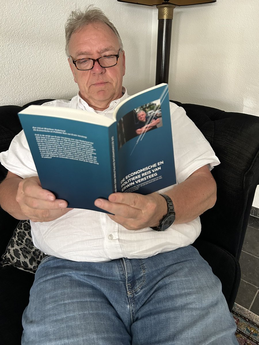 Toch wel een bijzonder moment. 

📖 Net opgehaald bij de drukkerij: mijn eigen boek, waarin ik mijn economische en politieke reis heb opgeschreven.

Een verhaal over keuzes, overtuigingen, twijfels en inzichten.

📚 Benieuwd? bestellen kan via
 mail aan info@vandedrukkerij.nl