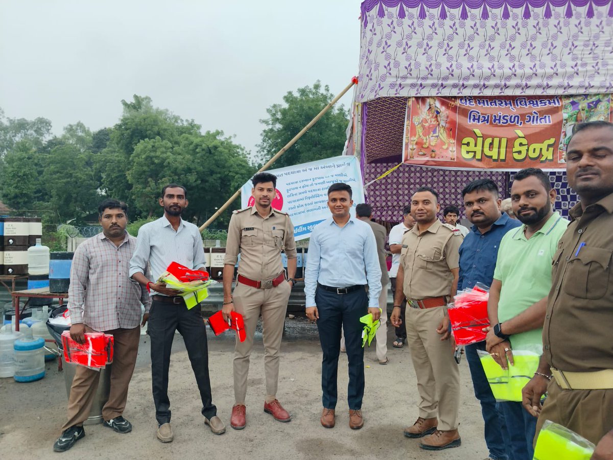 પ્રાદેશિક વાહન વ્યવહાર કચેરી બાવળા દ્વારા અંબાજી મંદિર પગપાળાં ચાલીને જતાં ભક્તોને રાત્રિ દરમ્યાન અકસ્માતથી બચવા રેડિયમ શર્ટ (જાકીટ) અને માર્ગ સલામતી અને જાગૃતા લાવવા પુક્તક નું વિતરણ કરવામાં આવ્યું.<a href="/COTGuj_office/">Office of Commissioner of Transport</a> <a href="/GRSAofficial/">Gujarat Road Safety Authority</a> <a href="/AhmedabadPolice/">Ahmedabad Police અમદાવાદ પોલીસ</a> <a href="/AhmedabadSp/">SP Ahmedabad Rural</a>