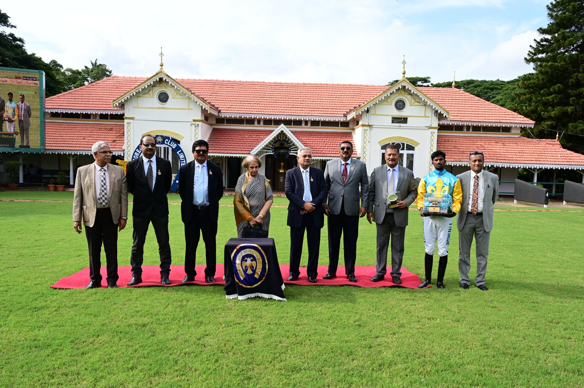 Her Highness Dr.Pramoda Devi Wadiyar, Presenting,
“The Srikantadatta Narasimharaajawadiyar Memorial Multi Million”
Winner – ECHOES OF TIME
Jockey – Antony Raj S
Trainer – K Pradeep Annaiah
Received by – K Pradeep Annaiah
Owner – Mr Sultan Singh rep. Sohna Stud Farm Pvt Ltd