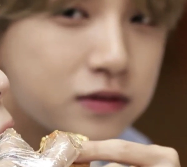 jishutory's tweet image. 먹는 조슈아를 조심해야 합니다 
너무 동그래져서 입에 넣을수도 있습니다
맛있어 보이지만    절대.   음식이 아닙니다