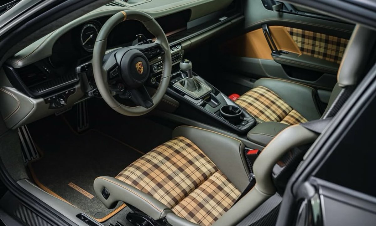 PorscheCIub's tweet image. Paint-to-Sample Dark Olive Metallic 992 GT3 RS