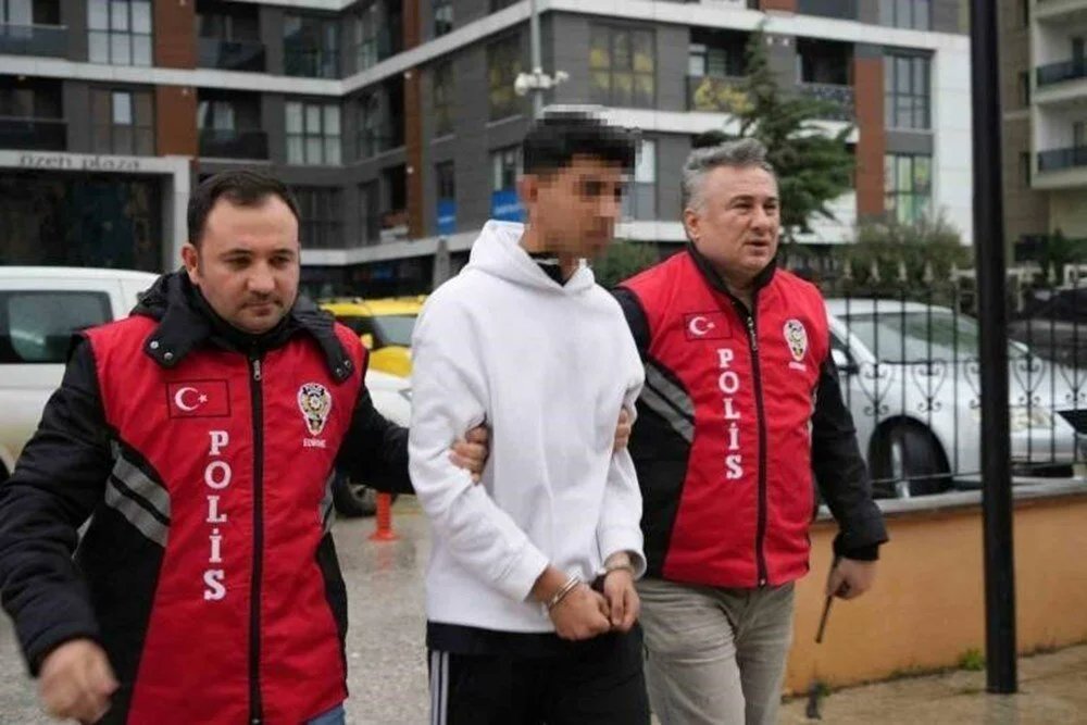 Edirne'de 16 yaşındaki eski sevgilisini 30 kez bıçaklayarak katleden 15 yaşındaki katil:

"Gözüm karardı, 30 saniyede 30 kez bıçakladım."