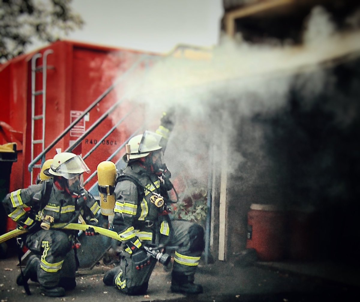 Yanlış: ‘İtfaiyeci içeri tek girer.’ ❌
Gerçek: Asla yalnız girilmez. Fotoğraftaki gibi 2 kişi kuraldır(önde ben arkamda kadın meslektaşım ile omuz omuza).
3 kritik adım:
1.Kapı/hava akışı kontrolü
2.Dumanı tavan soğutması ile bastırma
3.Sürekli temas ve geri dönüş planı